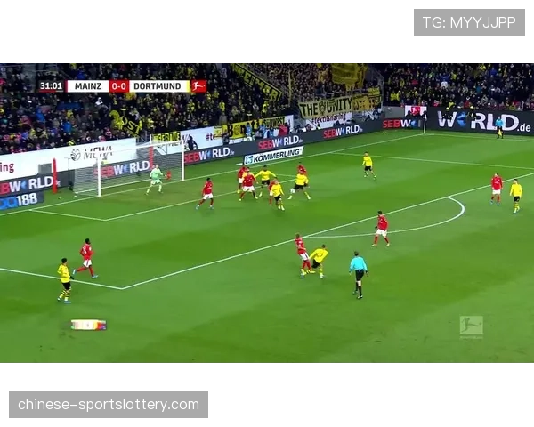 特写：时隔287天再度德甲破门，罗伊斯拥抱每一位上前庆祝的队友